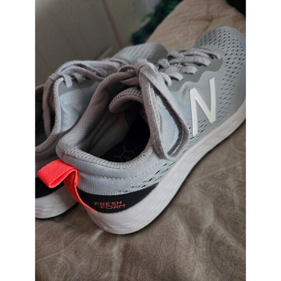 Womens 8.5 New Balance Running Shoes - Picture 1 of 9